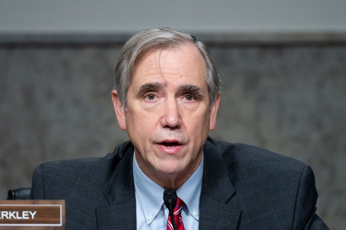 Senator Jeff Merkley (D) har løsningen på Putin-problemet: Det grønne skiftet! Foto: Michael Brochstein/ SOPA Images/ Shutterstock/ NTB Senator Jeff Merkley (D) har løsningen på Putin-problemet: Det grønne skiftet! Foto: Michael Brochstein/ SOPA Images/ Shutterstock/ NTB