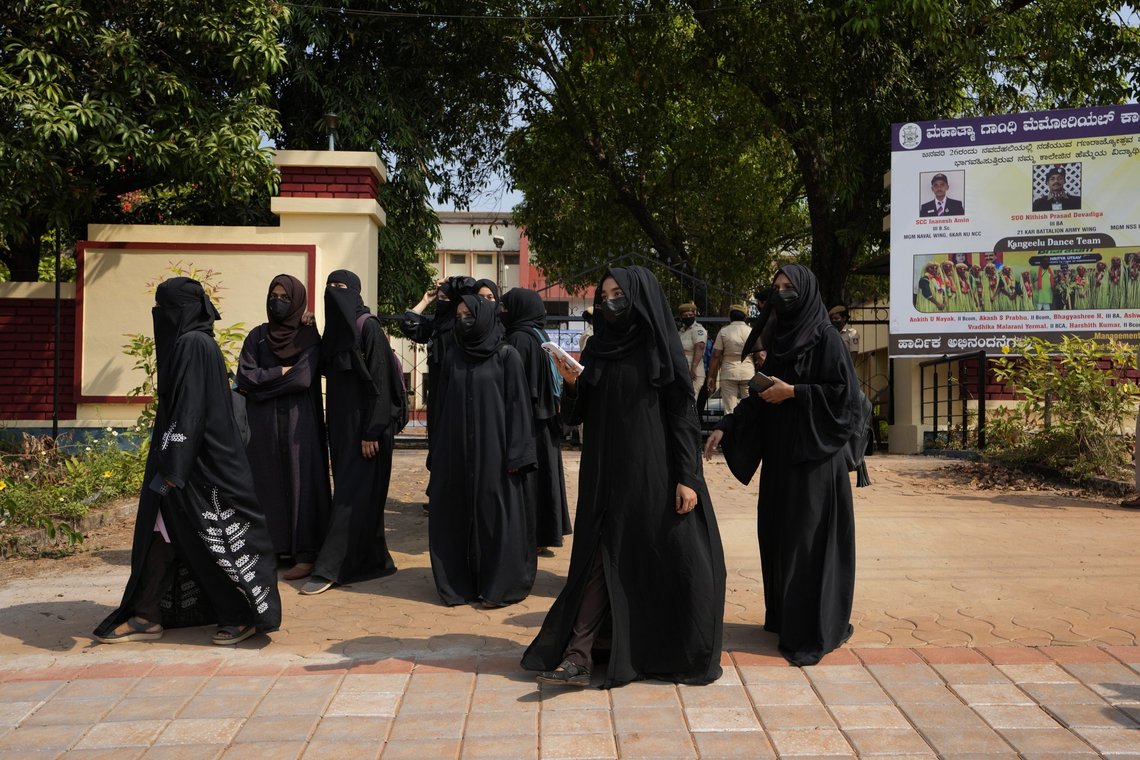 Muslimske elever i burka på vei bort fra en skole i Udupi etter å ha blitt avvist i porten fordi de dekker seg til, i strid med det nye hijabforbudet på skoler i delstaten Karnataka. Foto: Aijaz Rahi / AP / NTB Muslimske elever i burka på vei bort fra en skole i Udupi etter å ha blitt avvist i porten fordi de dekker seg til, i strid med det nye hijabforbudet på skoler i delstaten Karnataka. Foto: Aijaz Rahi / AP / NTB