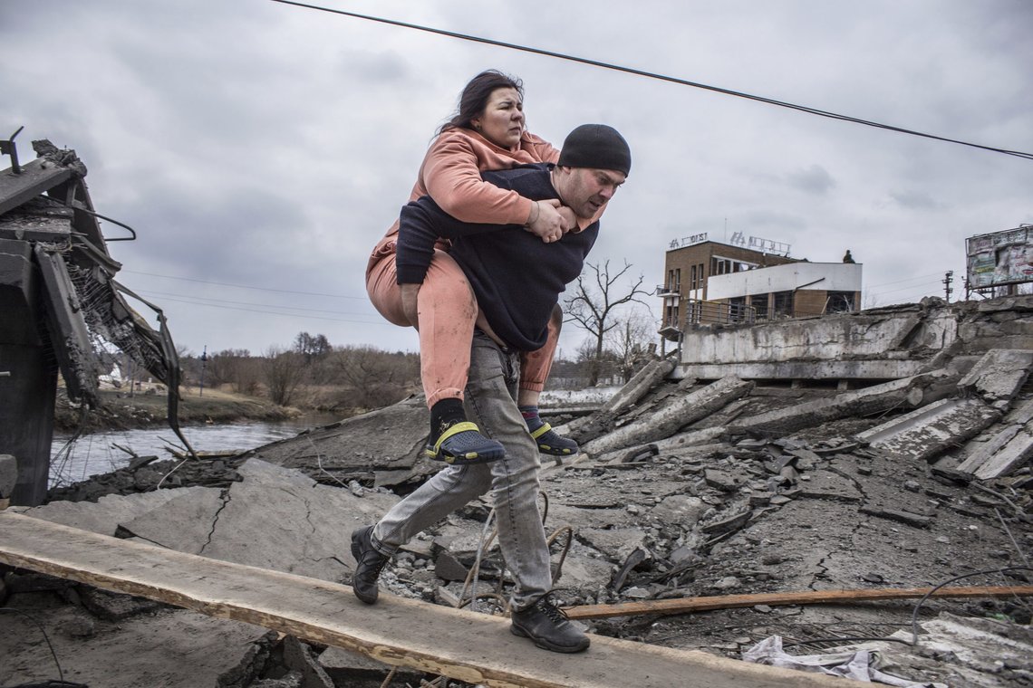 En mann og en kvinne krysser en improvisert sti for å komme seg vekk fra byen Irpin. De siste dagene har mange mennesker forsøkt å flykte fra området. Foto: AP / Oleksandr Ratusjniak / NTB En mann og en kvinne krysser en improvisert sti for å komme seg vekk fra byen Irpin. De siste dagene har mange mennesker forsøkt å flykte fra området. Foto: AP / Oleksandr Ratusjniak / NTB