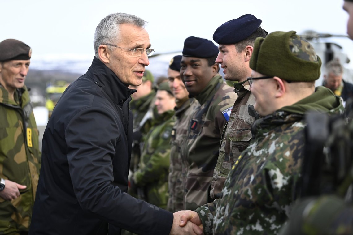 Nato-sjef Jens Stoltenberg hilser på militære ledere på Bardufoss militære flystasjon. Soldater fra 27 ulike land deltar i vinterøvelsen Cold Response. Foto: Annika Byrde / NTB Nato-sjef Jens Stoltenberg hilser på militære ledere på Bardufoss militære flystasjon. Soldater fra 27 ulike land deltar i vinterøvelsen Cold Response. Foto: Annika Byrde / NTB