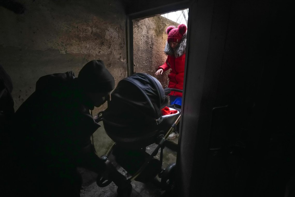 Et par med en baby i barnevogn søker tilflukt fra russiske granatangrep i Mariupol torsdag 24. februar. Foto: Sergei Grits / AP / NTB Et par med en baby i barnevogn søker tilflukt fra russiske granatangrep i Mariupol torsdag 24. februar. Foto: Sergei Grits / AP / NTB