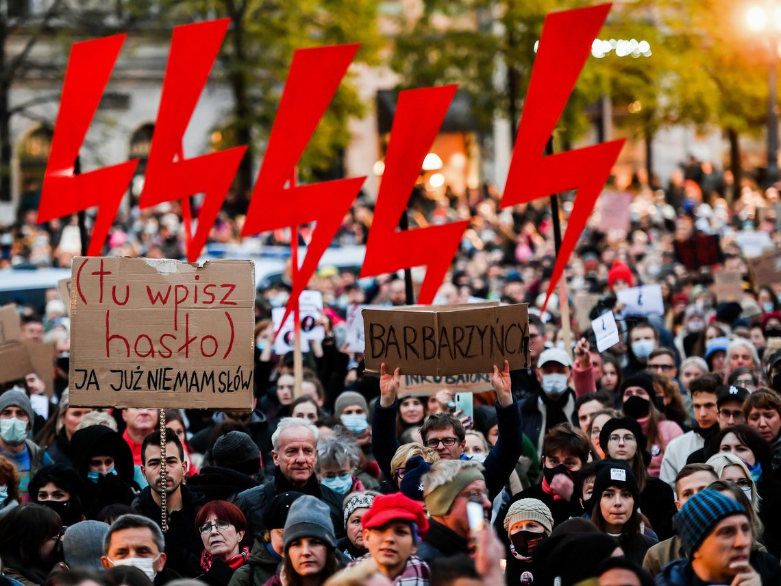 Demonstrasjon mot abortlovene i Polen. Krakow, 7. november 2021. Foto: Alex Bona/ SOPA Images/ Shutterstock Demonstrasjon mot abortlovene i Polen. Krakow, 7. november 2021. Foto: Alex Bona/ SOPA Images/ Shutterstock