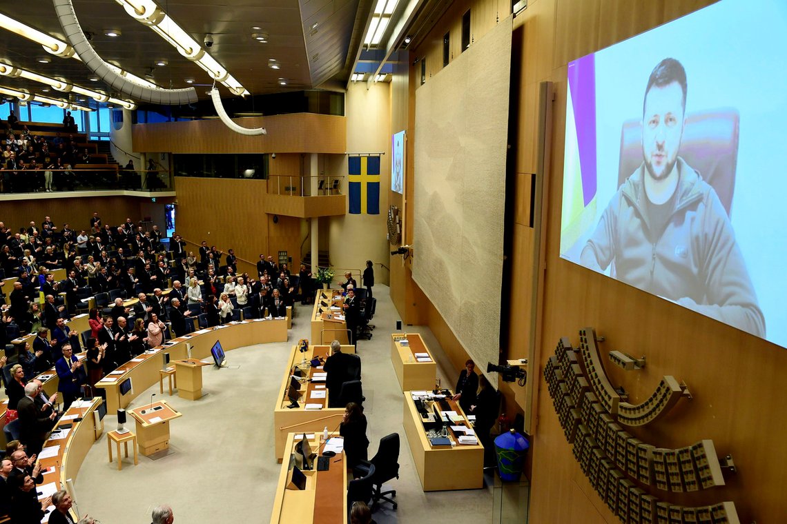 Ukrainas president Volodymyr Zelenskyj talte til den svenske Riksdagen via videolink torsdag. Foto: Paul Wennerholm / TT / AP / NTB Ukrainas president Volodymyr Zelenskyj talte til den svenske Riksdagen via videolink torsdag. Foto: Paul Wennerholm / TT / AP / NTB