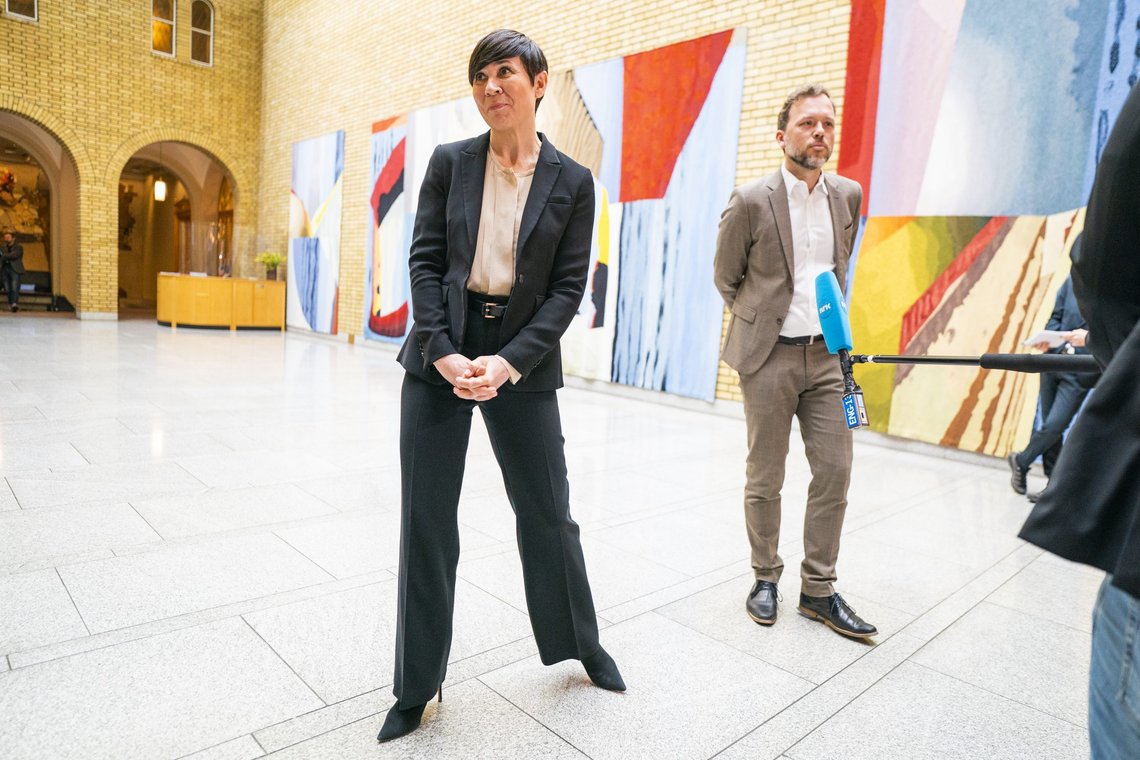 Oslo 20220322.
Stortingsrepresentantene Ine Marie Eriksen Søreide (H) og Audun Lysbakken (SV) i Vandrehallen etter utenriksministerens utenrikspolitiske redegjørelse i Stortinget tirsdag.
Foto: Håkon Mosvold Larsen / NTB Oslo 20220322.
Stortingsrepresentantene Ine Marie Eriksen Søreide (H) og Audun Lysbakken (SV) i Vandrehallen etter utenriksministerens utenrikspolitiske redegjørelse i Stortinget tirsdag.
Foto: Håkon Mosvold Larsen / NTB
