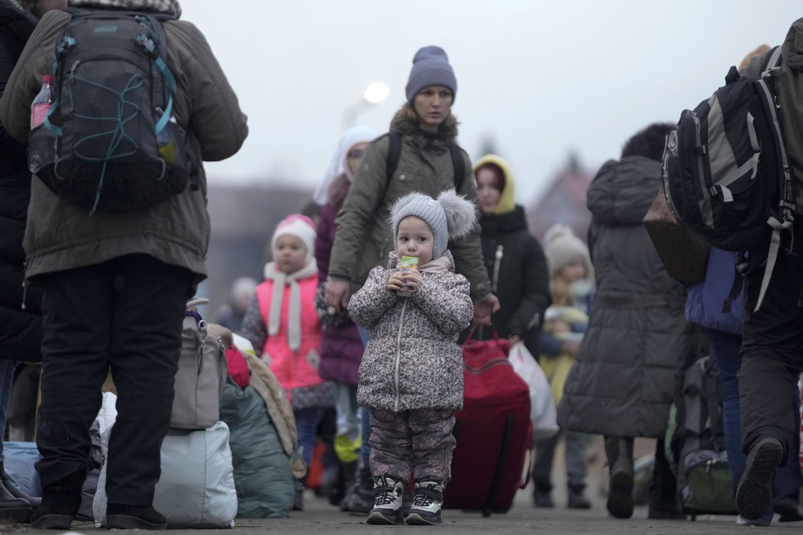 Flyktninger fra Ukraina på grensen til Polen. Foto: Markus Schreiber / AP Photos / NTB Flyktninger fra Ukraina på grensen til Polen. Foto: Markus Schreiber / AP Photos / NTB