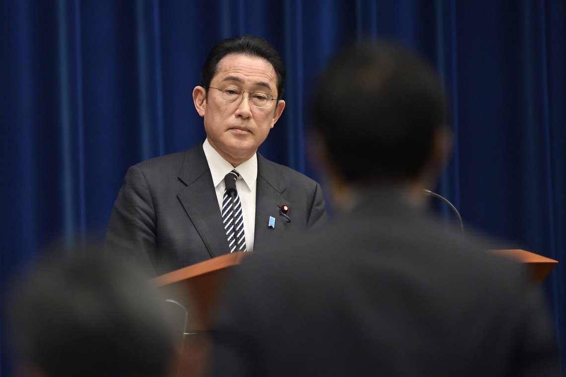 Japans statsminister Fumio Kishida skjerper tonen overfor Russland om omstridte Kurilene. David Mareuil/Pool Photo via AP/NTB Japans statsminister Fumio Kishida skjerper tonen overfor Russland om omstridte Kurilene. David Mareuil/Pool Photo via AP/NTB