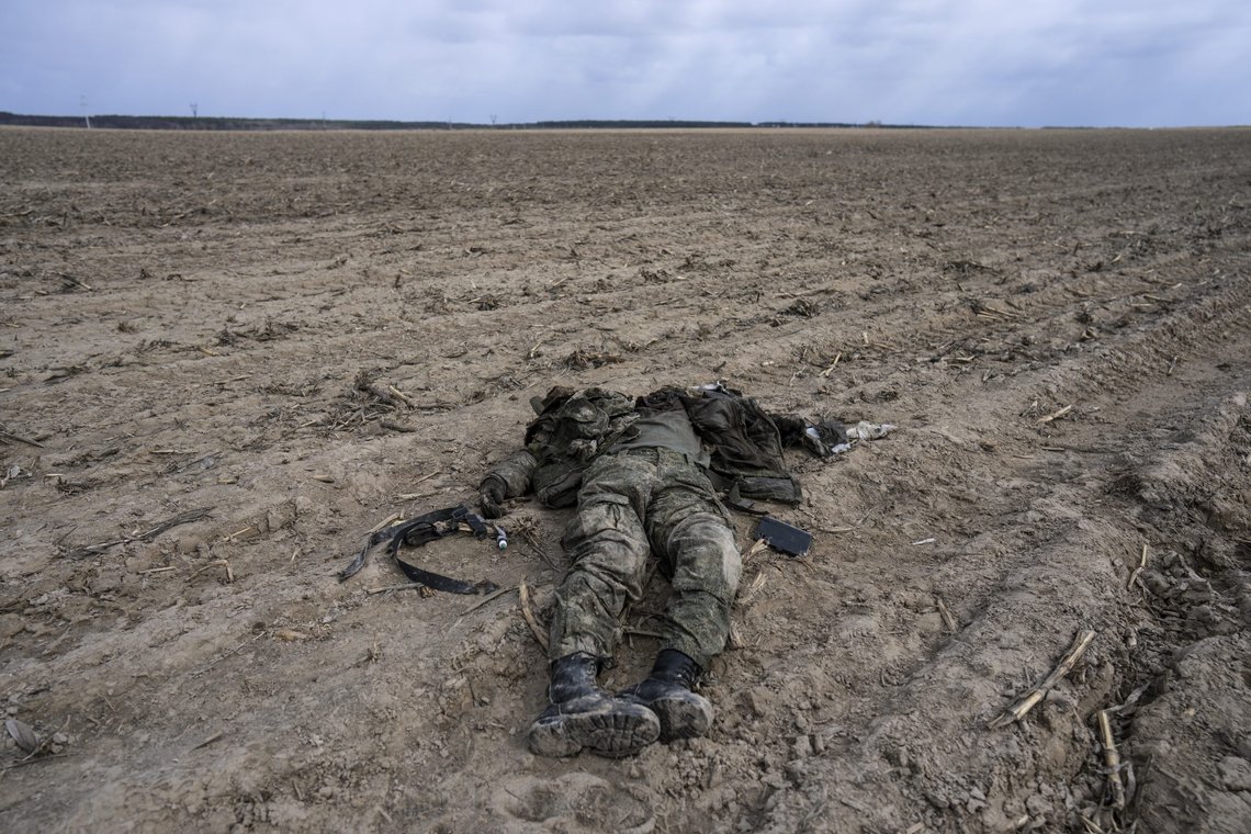 Død russisk soldat i en maisåker i Sytnyaky i utkanten av Kiev, søndag 27. mars 2022. Foto: Rodrigo Abd/AP/NTB Død russisk soldat i en maisåker i Sytnyaky i utkanten av Kiev, søndag 27. mars 2022. Foto: Rodrigo Abd/AP/NTB