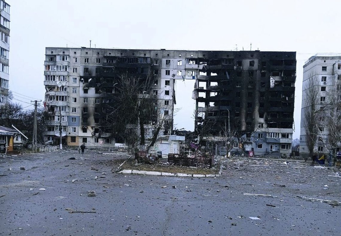 En boligblokk i Borodjanka utenfor Kyiv har fått store skader i kampene. Foto: StahivUA / AP / NTB En boligblokk i Borodjanka utenfor Kyiv har fått store skader i kampene. Foto: StahivUA / AP / NTB