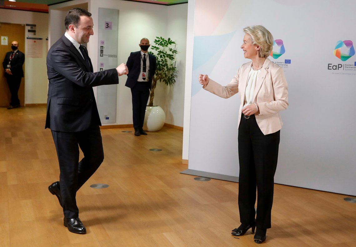 Georgias statsminister Irakli Garibashvili vil at Georgia skal bli en del av EU. Her fra et møte med Urula von der Leyen i desember 2021. Foto: Stephanie Lecocq, Pool Photo/ AP/ NTB Georgias statsminister Irakli Garibashvili vil at Georgia skal bli en del av EU. Her fra et møte med Urula von der Leyen i desember 2021. Foto: Stephanie Lecocq, Pool Photo/ AP/ NTB