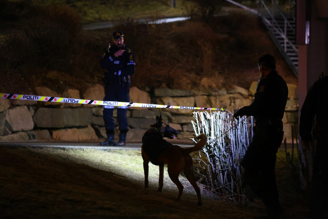 Oslo 20220316.
Politiet leter etter gjerningsperson, etter at to menn ble stukket med en spiss gjenstand på Stovner i Oslo.
Foto: Ørn E. Borgen / NTB Oslo 20220316.
Politiet leter etter gjerningsperson, etter at to menn ble stukket med en spiss gjenstand på Stovner i Oslo.
Foto: Ørn E. Borgen / NTB