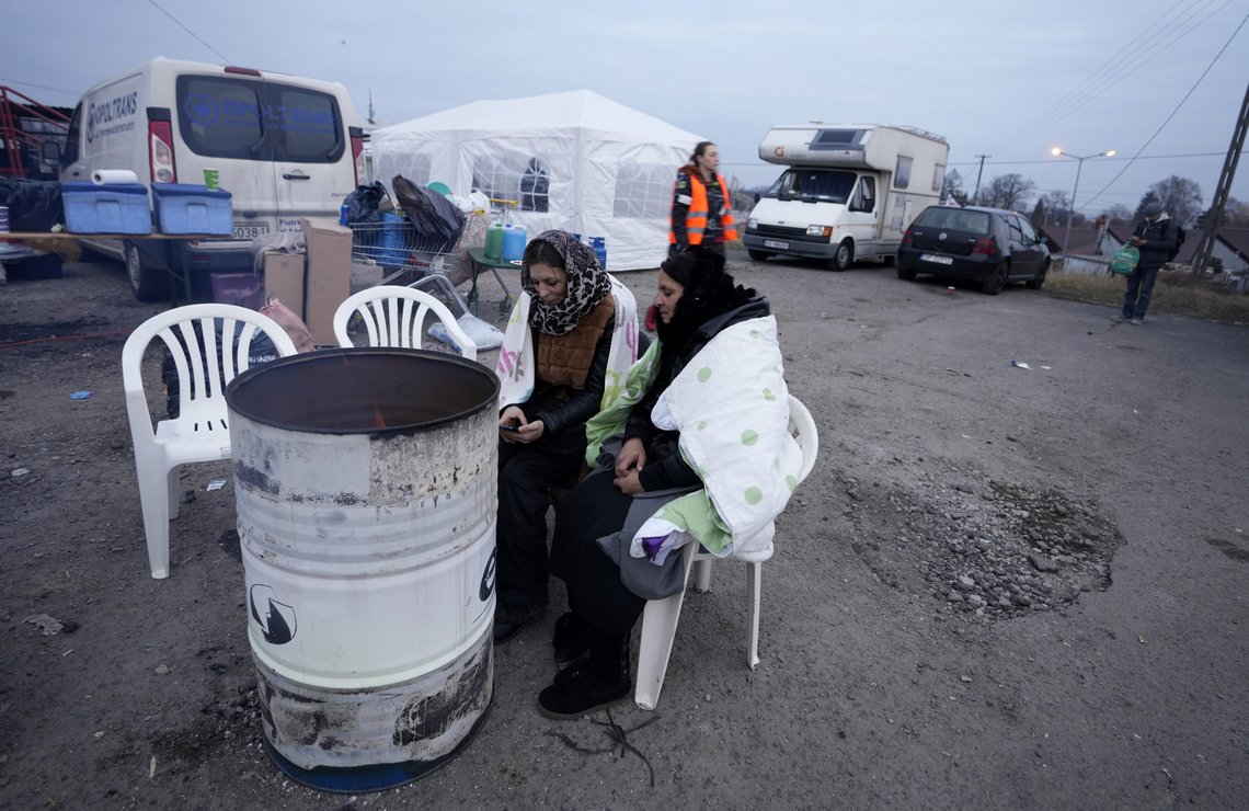 To kvinner fra Kyiv varmer seg ved i Medyka, Polen på grensen til Ukraina, torsdag 3. mars 2022. FNs flyktningbyrå, UNHCR, sa tirsdag at rundt 660.000 mennesker har flyktet fra Ukraina siden den russiske invasjonen begynte. Foto: Markus Schreiber / AP / NTB To kvinner fra Kyiv varmer seg ved i Medyka, Polen på grensen til Ukraina, torsdag 3. mars 2022. FNs flyktningbyrå, UNHCR, sa tirsdag at rundt 660.000 mennesker har flyktet fra Ukraina siden den russiske invasjonen begynte. Foto: Markus Schreiber / AP / NTB