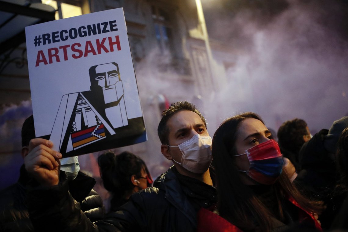Pro-armenske demonstranter i Paris ber om en slutt på fiendtlighetene i Nagorno-Karabakh. Foto: Francois Mori/AP/NTB Pro-armenske demonstranter i Paris ber om en slutt på fiendtlighetene i Nagorno-Karabakh. Foto: Francois Mori/AP/NTB