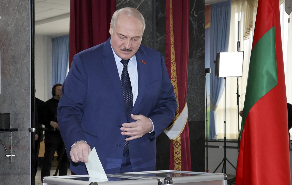 Hviterusslands president Aleksandr Lukasjenko da han avla stemme i folkeavstemningen mandag. Et flertall sa ja til at landet kan få utplassert atomvåpen. Foto: Belta / pool via AP / NTB Hviterusslands president Aleksandr Lukasjenko da han avla stemme i folkeavstemningen mandag. Et flertall sa ja til at landet kan få utplassert atomvåpen. Foto: Belta / pool via AP / NTB