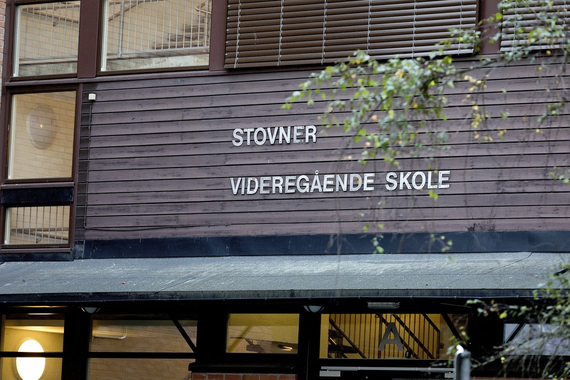Lærere sier de er bekymret for om de klarer å ivareta ukrainske skoleelever skikkelig på grunn av at de har hendene fulle med 'sårbare elever etter pandemien'. Som alle andre skoler i landet hadde også Stovner videregående skole problemer under pandemien, men den er ikke årsaken til at den og mange andre Oslo-skoler har 'sårbare elever'. Den viktigste årsaken skal det nemlig ikke snakkes om, og vold kamufleres som 'sårbare elever'. Foto: Gorm Kallestad / NTB Lærere sier de er bekymret for om de klarer å ivareta ukrainske skoleelever skikkelig på grunn av at de har hendene fulle med 'sårbare elever etter pandemien'. Som alle andre skoler i landet hadde også Stovner videregående skole problemer under pandemien, men den er ikke årsaken til at den og mange andre Oslo-skoler har 'sårbare elever'. Den viktigste årsaken skal det nemlig ikke snakkes om, og vold kamufleres som 'sårbare elever'. Foto: Gorm Kallestad / NTB