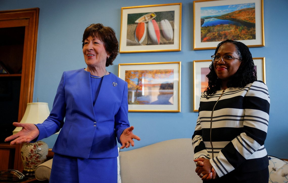 Senator Susan Collins (R) har funnet tonen med Bidens nominerte dommer til U.S. Supreme Court Ketanji Brown Jackson. Foto: REUTERS/ Jim Bourg/ NTB Senator Susan Collins (R) har funnet tonen med Bidens nominerte dommer til U.S. Supreme Court Ketanji Brown Jackson. Foto: REUTERS/ Jim Bourg/ NTB