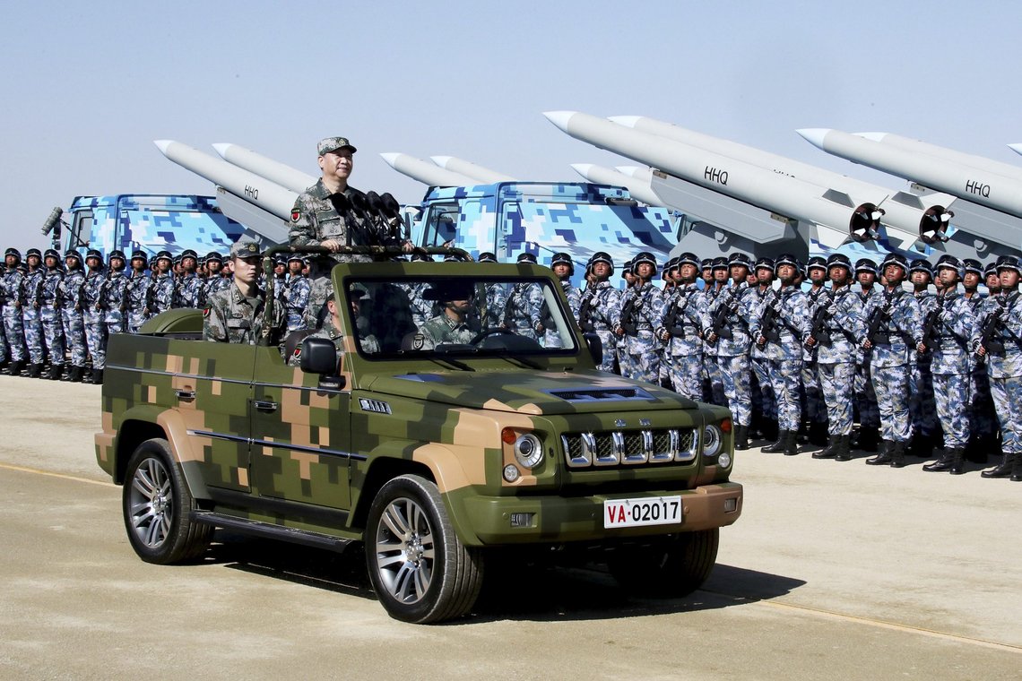 Kina skal bruke 2.050 milliarder kroner på forsvaret i år, opplyser myndighetene. Her inspiserer president Xi Jinping kinesiske styrker under en parade i 2017. Foto: Li Tao, AP / NTB. Kina skal bruke 2.050 milliarder kroner på forsvaret i år, opplyser myndighetene. Her inspiserer president Xi Jinping kinesiske styrker under en parade i 2017. Foto: Li Tao, AP / NTB.