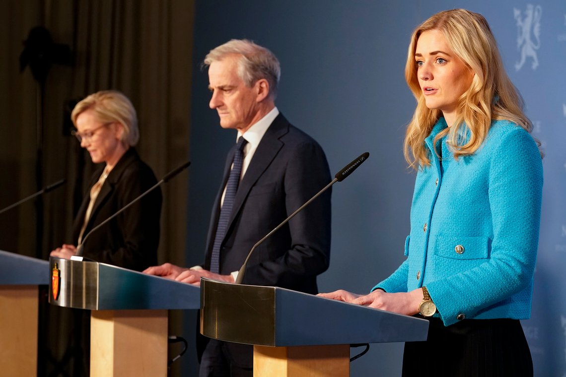 Oslo 20220317.
Statsminister Jonas Gahr Støre, helse- og omsorgsminister Ingvild Kjerkol og justis- og beredskapsminister Emilie Enger Mehl på regjeringens pressekonferanse om flyktninger fra Ukraina.
Foto: Terje Bendiksby / NTB Oslo 20220317.
Statsminister Jonas Gahr Støre, helse- og omsorgsminister Ingvild Kjerkol og justis- og beredskapsminister Emilie Enger Mehl på regjeringens pressekonferanse om flyktninger fra Ukraina.
Foto: Terje Bendiksby / NTB
