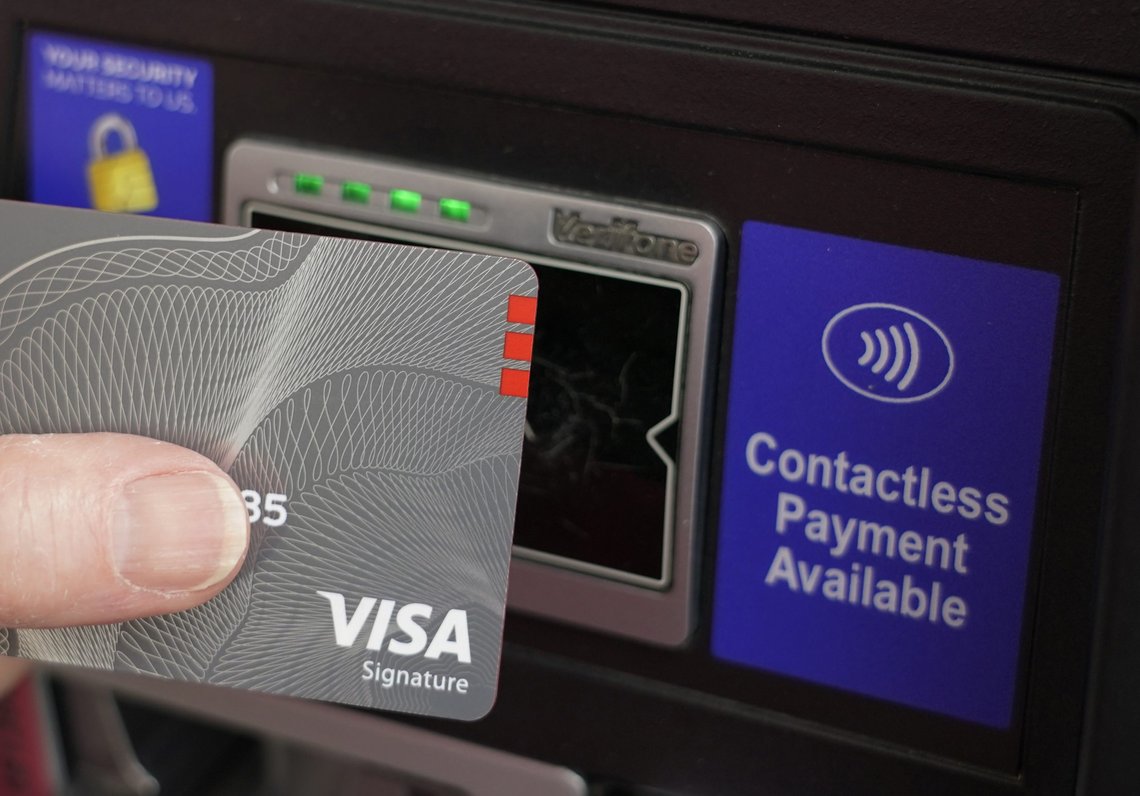 Visa stanser all drift i Russland. Visa-kort som er utstedt i landet, vil ikke lenger virke i utlandet, opplyser selskapet. Mastercard tar lignende grep. Årsaken er invasjonen av Ukraina. Illustrasjonsfoto: Rogelio V. Solis, AP / NTB. Visa stanser all drift i Russland. Visa-kort som er utstedt i landet, vil ikke lenger virke i utlandet, opplyser selskapet. Mastercard tar lignende grep. Årsaken er invasjonen av Ukraina. Illustrasjonsfoto: Rogelio V. Solis, AP / NTB.