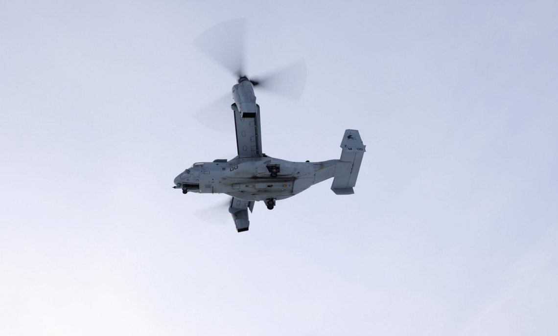 Harstad, Norway 20220318.
Et bilde frigjort av Forsvaret viser Det amerikanske luftfartøyet Osprey, tatt i Norge tidligere i år, 19.02.2022.
Som en del av forberedelsene til øvelse Cold Response ankom US Marine Corps til Harstad med skipet MV Cape Race. Ombord på skipet var flere amerikanske Bell-Boeing V-22 Osprey. Helikoptrene ble montert sammen, og i går tok helikopterne av, på vei til Bardufoss flystasjon. Ett av de viktigste treningsmomentene med den store vinterøvelsen er å øve mottak av allierte styrker, for deretter å trene sammen med norske og utenlandske styrker.
Foto: Tiril Haslestad / Forsvaret / NTB Harstad, Norway 20220318.
Et bilde frigjort av Forsvaret viser Det amerikanske luftfartøyet Osprey, tatt i Norge tidligere i år, 19.02.2022.
Som en del av forberedelsene til øvelse Cold Response ankom US Marine Corps til Harstad med skipet MV Cape Race. Ombord på skipet var flere amerikanske Bell-Boeing V-22 Osprey. Helikoptrene ble montert sammen, og i går tok helikopterne av, på vei til Bardufoss flystasjon. Ett av de viktigste treningsmomentene med den store vinterøvelsen er å øve mottak av allierte styrker, for deretter å trene sammen med norske og utenlandske styrker.
Foto: Tiril Haslestad / Forsvaret / NTB
