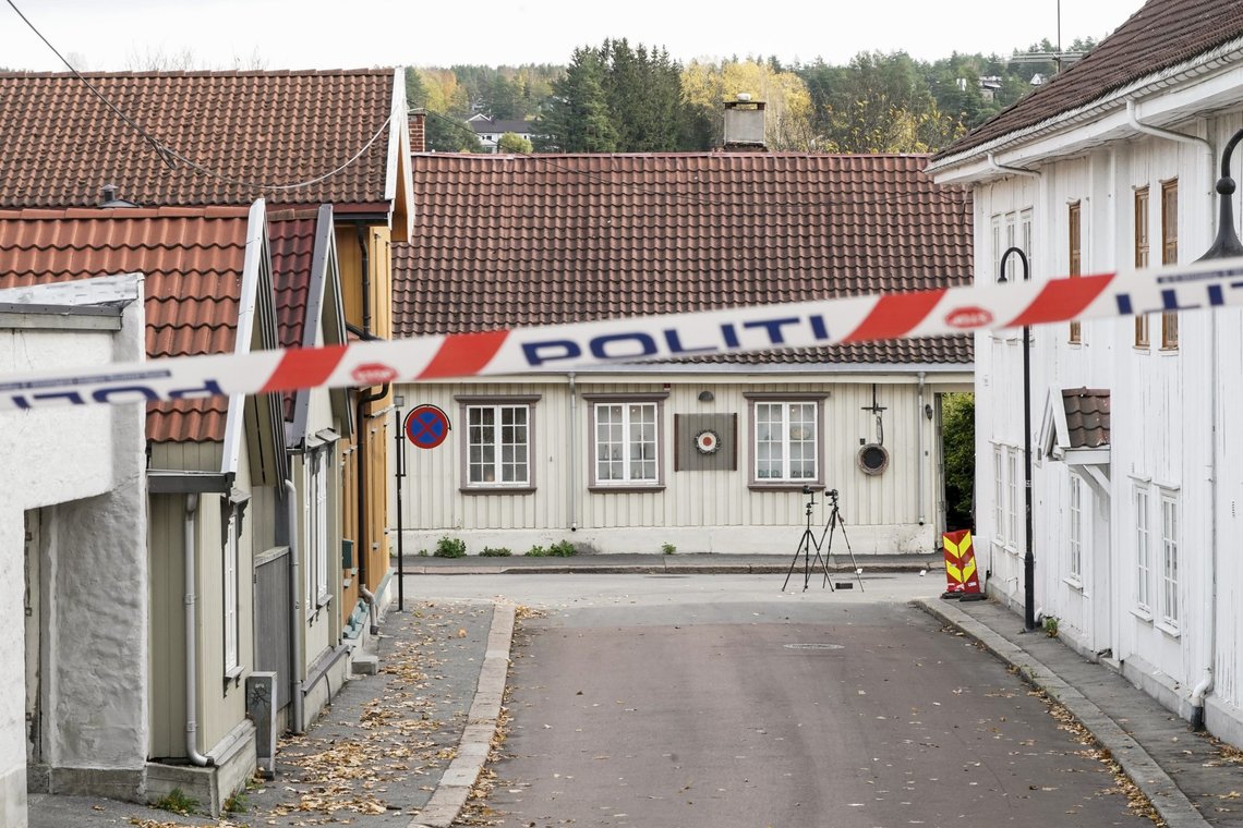 Fem personer ble drept og flere andre skadd da 38-åringen gikk rundt i Kongsberg sentrum med pil og bue og stikkvåpen onsdag kveld 13. oktober i fjor. Arkivfoto: Terje Pedersen / NTB Fem personer ble drept og flere andre skadd da 38-åringen gikk rundt i Kongsberg sentrum med pil og bue og stikkvåpen onsdag kveld 13. oktober i fjor. Arkivfoto: Terje Pedersen / NTB