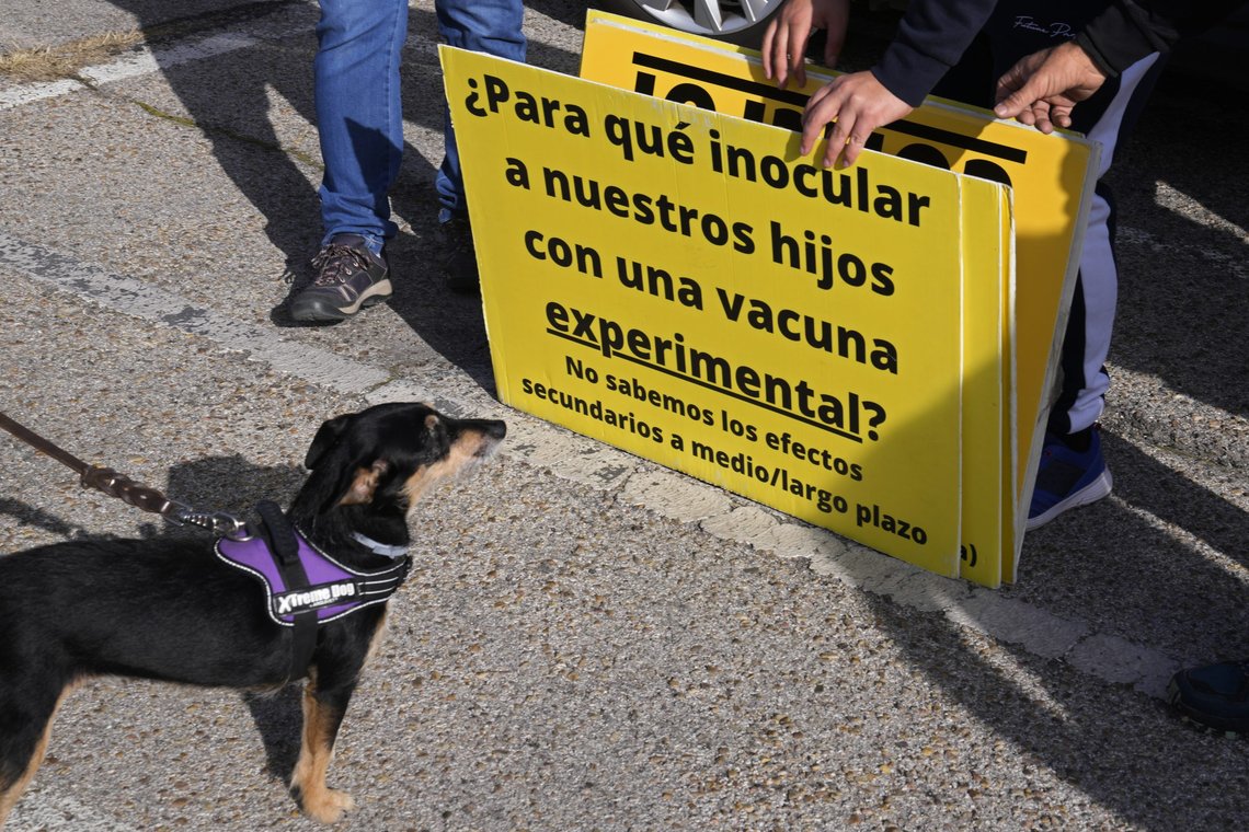 – Hvorfor skal vi la våre barn injiseres med en eksperimentell vaksine? Vi kjenner ikke de medium og langsiktige sekundær-effektene, står det på denne plakaten som ble brukt under demonstrasjoner i Madrid 12. februar i år. Foto: Paul White / AP / NTB – Hvorfor skal vi la våre barn injiseres med en eksperimentell vaksine? Vi kjenner ikke de medium og langsiktige sekundær-effektene, står det på denne plakaten som ble brukt under demonstrasjoner i Madrid 12. februar i år. Foto: Paul White / AP / NTB