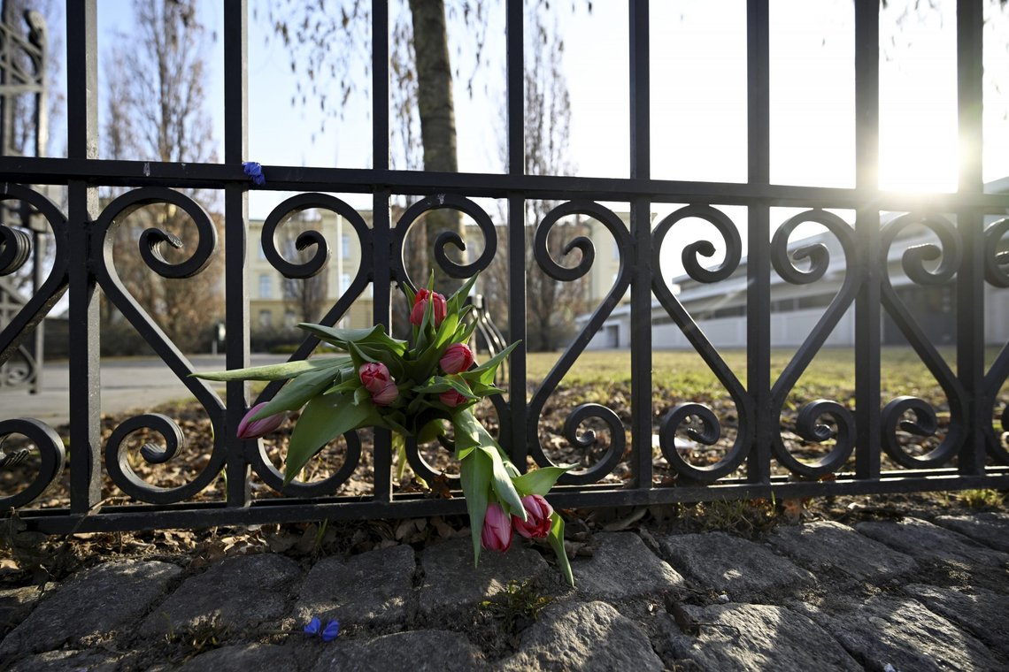 Blomster er lagt ned utenfor Malmö Latinskola dagen etter at to kvinner ble drept av en 18 år gammel elev. Foto: Johan Nilsson / TT / NTB Blomster er lagt ned utenfor Malmö Latinskola dagen etter at to kvinner ble drept av en 18 år gammel elev. Foto: Johan Nilsson / TT / NTB