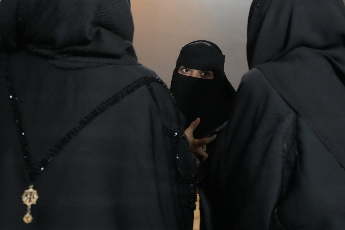 Studentaktivisten Ayusha Anwar er en av frontfigurene i kampen for bruk av hijab i offentlige skoler. Retten har slått fast at «religiøs påkledning forstyrrer likeverd, integritet og offentlig ro og orden». Foto:Aijaz Rahi /AP/NTB Studentaktivisten Ayusha Anwar er en av frontfigurene i kampen for bruk av hijab i offentlige skoler. Retten har slått fast at «religiøs påkledning forstyrrer likeverd, integritet og offentlig ro og orden». Foto:Aijaz Rahi /AP/NTB