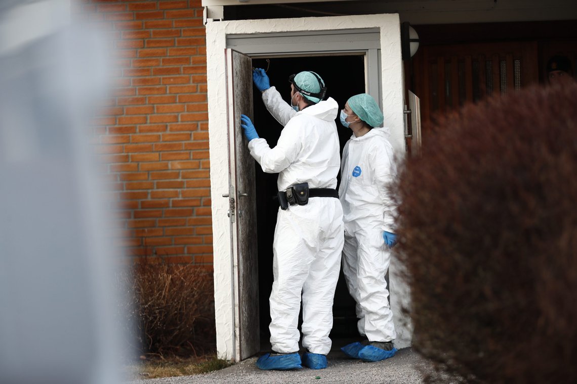 Krimteknikere gjør åstedsundersøkelser etter at kvinnen ble funnet drept i en leilighet på Manglerud i Oslo. Foto: Javad Parsa / NTB Krimteknikere gjør åstedsundersøkelser etter at kvinnen ble funnet drept i en leilighet på Manglerud i Oslo. Foto: Javad Parsa / NTB