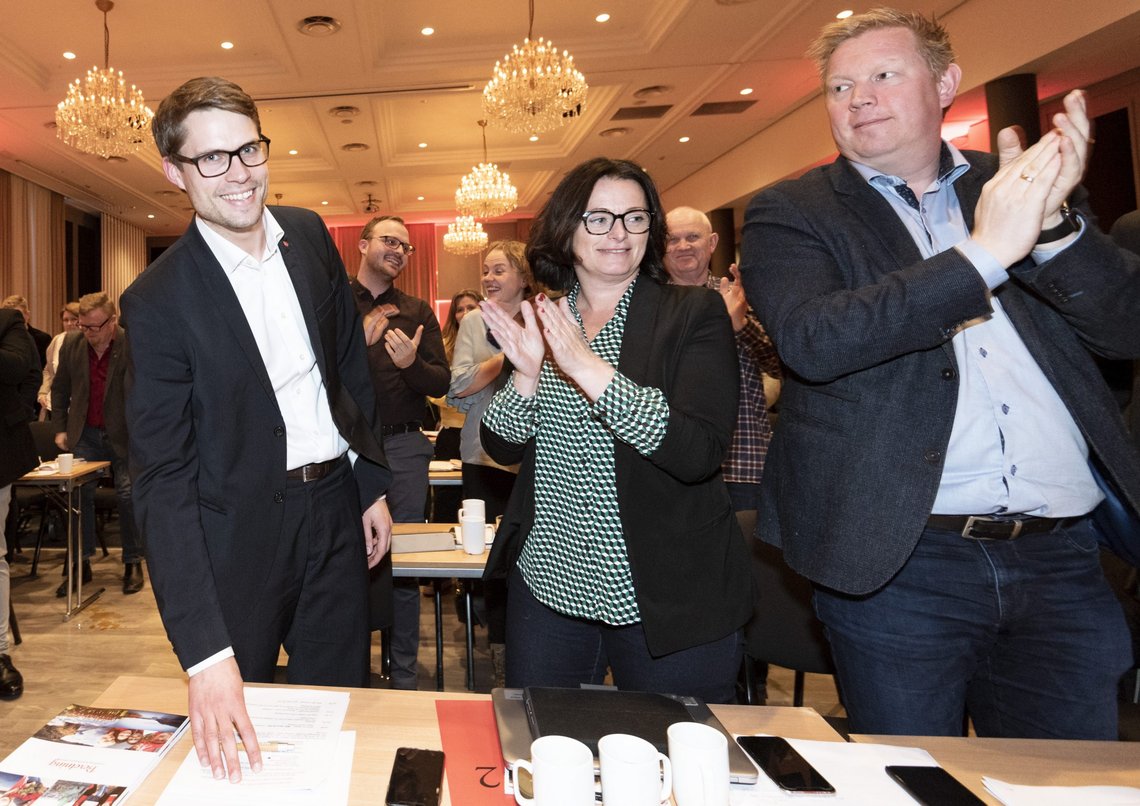 May Britt Lagesen (i midten) ber Hadia Tajik gå av som nestleder. Foto: Ned Alley / NTB May Britt Lagesen (i midten) ber Hadia Tajik gå av som nestleder. Foto: Ned Alley / NTB