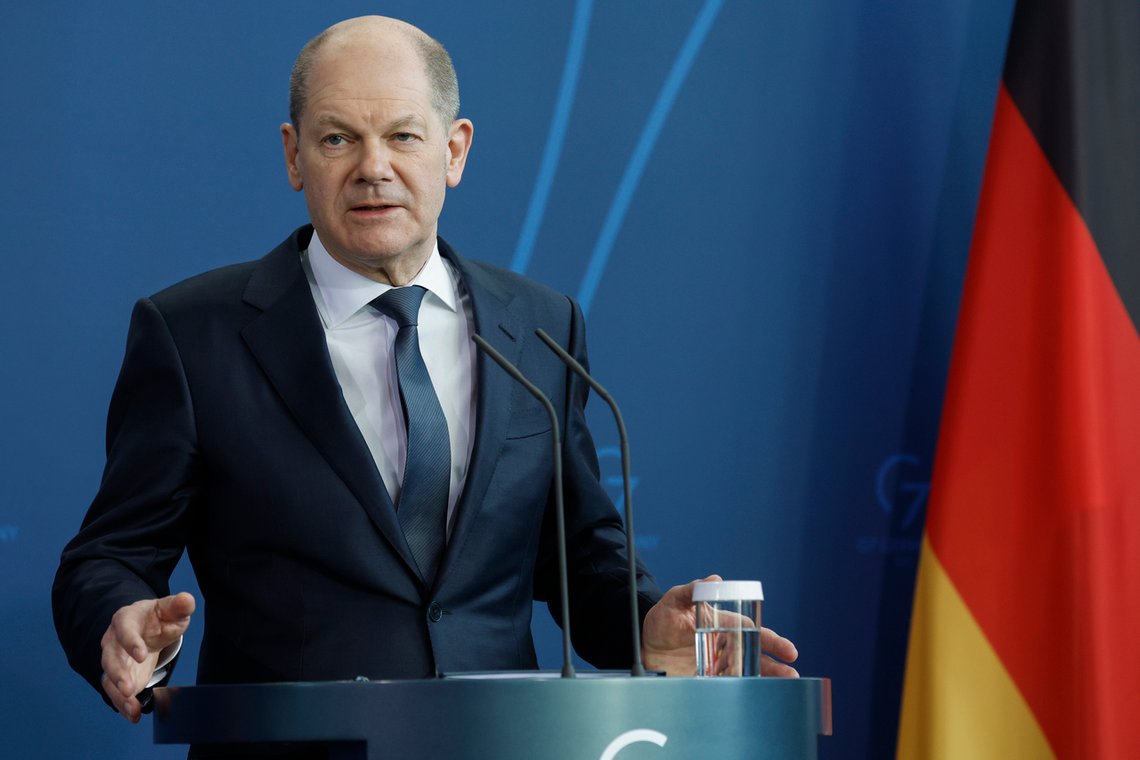 Tysklands forbundskansler Olaf Scholz under en pressekonferanse i Berlin. Scholz er i ferd med å snu opp ned på tysk sikkerhetspolitikk. Selv Energiewende er delvis i spill. Men har tyskerne evnen til å endre mentalitet så radikalt? Foto: Odd Andersen / AP / NTB Tysklands forbundskansler Olaf Scholz under en pressekonferanse i Berlin. Scholz er i ferd med å snu opp ned på tysk sikkerhetspolitikk. Selv Energiewende er delvis i spill. Men har tyskerne evnen til å endre mentalitet så radikalt? Foto: Odd Andersen / AP / NTB