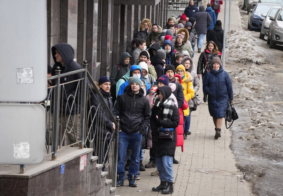 Folk står i kø foran minibankene i Moskva for å ta ut euro og dollar. Dmitri Lovetsky/AP/NTB Folk står i kø foran minibankene i Moskva for å ta ut euro og dollar. Dmitri Lovetsky/AP/NTB