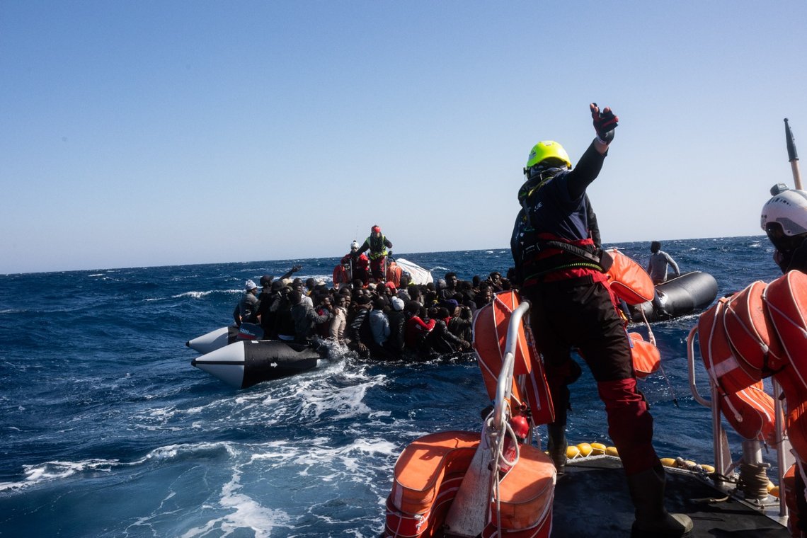 Migranttrafikken tar seg opp både over den engelske kanalen og som her, utenfor kysten av Libya, der denne overfylte gummibåt med 130 migranter ombord fredag ble assistert av Ocean Viking. To av migrantene var døde. Foto: SOS Méditerranée Migranttrafikken tar seg opp både over den engelske kanalen og som her, utenfor kysten av Libya, der denne overfylte gummibåt med 130 migranter ombord fredag ble assistert av Ocean Viking. To av migrantene var døde. Foto: SOS Méditerranée