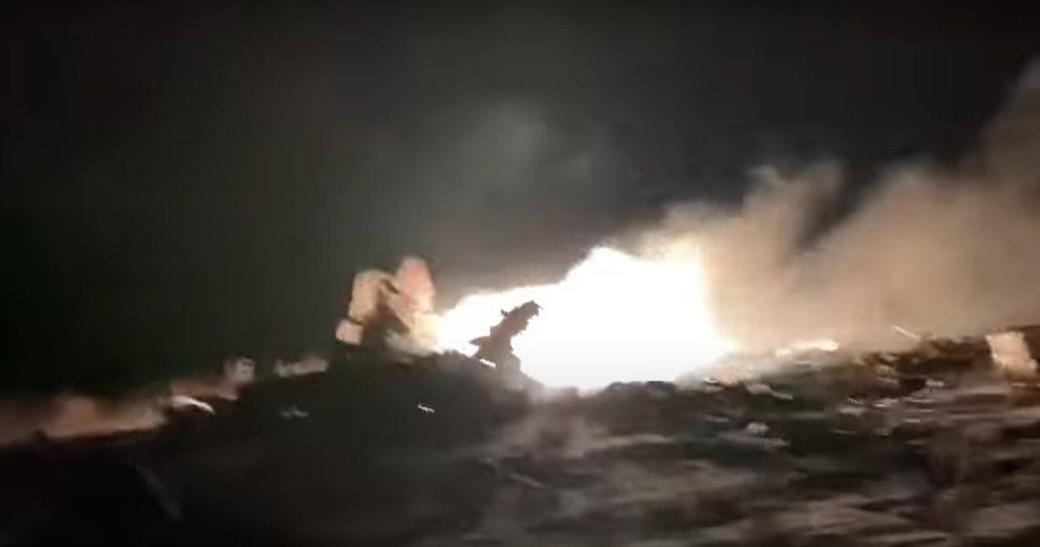 Bildet viser vrakrester fra det rumenske helikopteret som styrtet under leting etter et forsvunnet MiG 21 LanceR. Skjermdump: YouTube Bildet viser vrakrester fra det rumenske helikopteret som styrtet under leting etter et forsvunnet MiG 21 LanceR. Skjermdump: YouTube