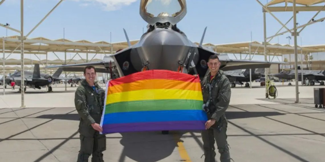F-35 jagerflygere med LGBTQ+ Pride-flagg etter en Pride Month flyby over Luke Air Force Base in Arizona, juni 2020. Foto: U.S. Air /Senior Airman Leala Marquez F-35 jagerflygere med LGBTQ+ Pride-flagg etter en Pride Month flyby over Luke Air Force Base in Arizona, juni 2020. Foto: U.S. Air /Senior Airman Leala Marquez