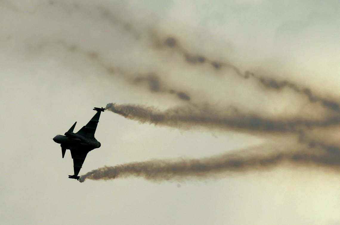 A SAAB Gripen in flight at the Farnborough International Airshow in Farnborough, England, Wednesday July 21, 2004. (AP Phot / Chris Ison, Pa) ** UNITED KINGDOM OUT MAGS OUT NO SALES ** A SAAB Gripen in flight at the Farnborough International Airshow in Farnborough, England, Wednesday July 21, 2004. (AP Phot / Chris Ison, Pa) ** UNITED KINGDOM OUT MAGS OUT NO SALES **