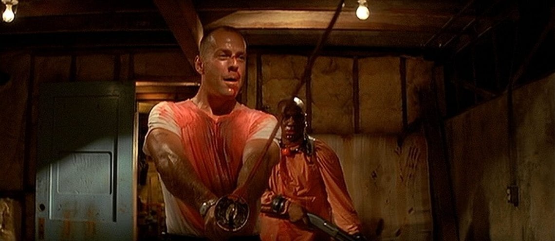 Bruce Willis i Pulp Fiction, i den berømte scenen hvor han bruker et katana-sverd. Skjermdump video Bruce Willis i Pulp Fiction, i den berømte scenen hvor han bruker et katana-sverd. Skjermdump video