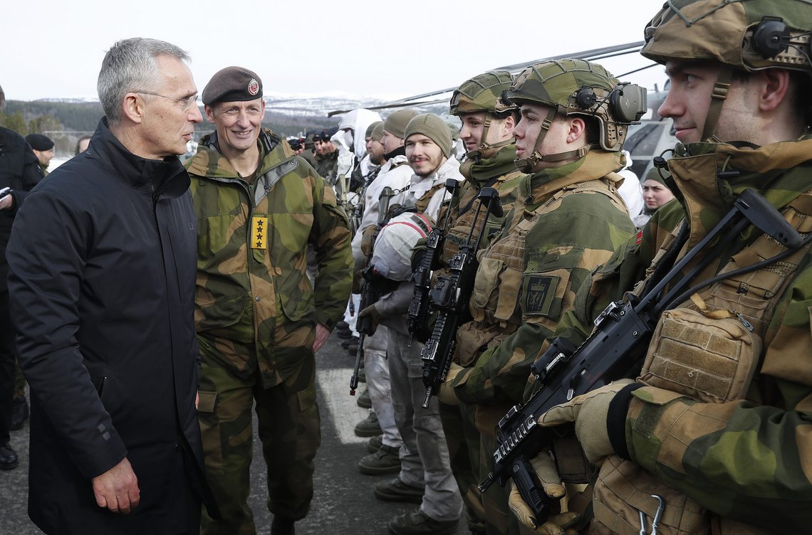 NATOs generalsekretær Jens Stoltenberg og forsvarsjef Eirik Kristoffersen på Bardufoss flystasjon under vinterøvelsen Cold Response 2022. Forsvaret rustes nå opp, men matsikkerheten forsømmes. Foto: Torbjørn Kjosvold / Forsvaret NATOs generalsekretær Jens Stoltenberg og forsvarsjef Eirik Kristoffersen på Bardufoss flystasjon under vinterøvelsen Cold Response 2022. Forsvaret rustes nå opp, men matsikkerheten forsømmes. Foto: Torbjørn Kjosvold / Forsvaret