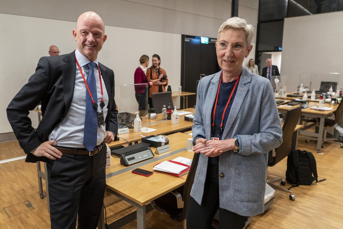 Feil fokus: NHO-leder Ole Erik Almlid og LO-leder Peggy Hessen Følsvik. Foto: Terje Pedersen / NTB Feil fokus: NHO-leder Ole Erik Almlid og LO-leder Peggy Hessen Følsvik. Foto: Terje Pedersen / NTB