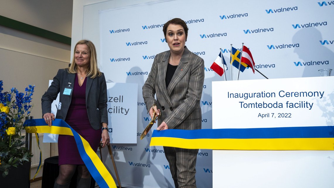 Janet Hoogstraate og Lena Hallengren under innvielsen av den nye vaksinefabrikken i Stockholm.
Foto: Pressebilde Valneva Janet Hoogstraate og Lena Hallengren under innvielsen av den nye vaksinefabrikken i Stockholm.
Foto: Pressebilde Valneva