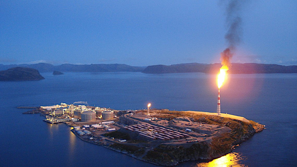 Melkøya utenfor Hammerfest med Equinors anlegg for mottak og prosessering av naturgass fra Snøhvitfeltet i Barentshavet. Foto: Joakim Aleksander Mathisen / Wikimedia Commons. Melkøya utenfor Hammerfest med Equinors anlegg for mottak og prosessering av naturgass fra Snøhvitfeltet i Barentshavet. Foto: Joakim Aleksander Mathisen / Wikimedia Commons.