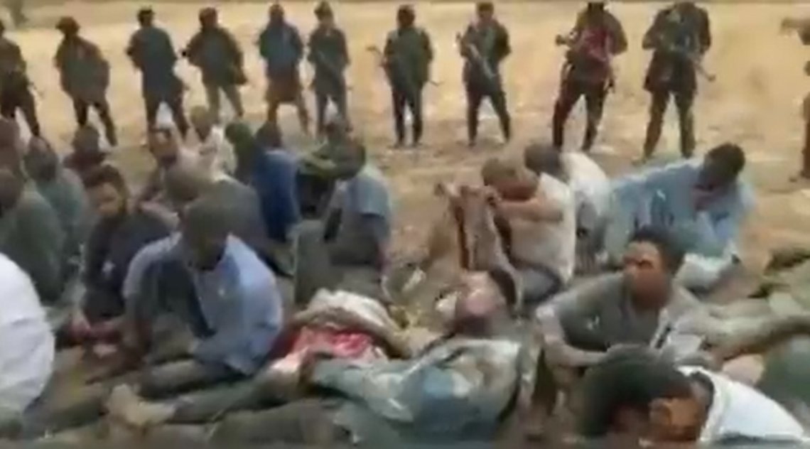 Terroristene truer med å gjøre stedet til et menneskeslakteri om ikke myndighetene kommer dem i møte. Bilde fra video Terroristene truer med å gjøre stedet til et menneskeslakteri om ikke myndighetene kommer dem i møte. Bilde fra video