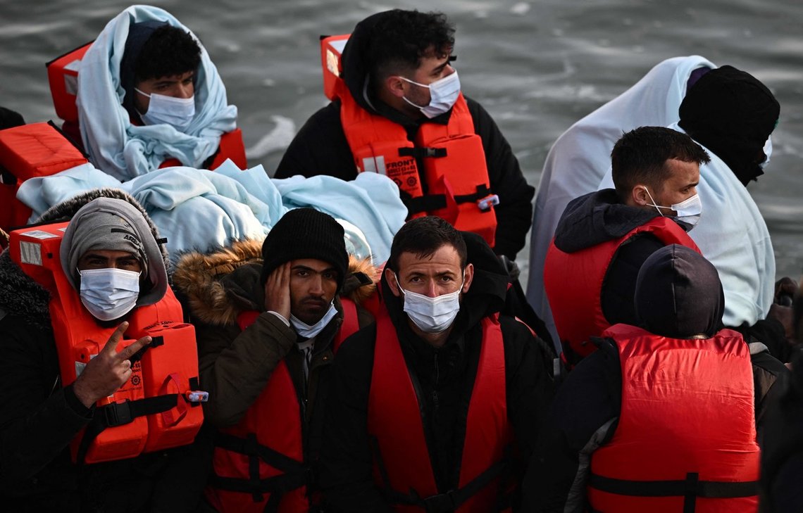 Strømmen av båtmigranter fortsetter uten stans. Bildet viser migranter som har tatt seg over kanalen fra Calais til Dover. Britene ønsker å sende så mange som mulig videre til mottak i Rwanda, men dette kan bli vanskelig å gjennomføre i praksis. Foto: Ben Stansall/ AFP/ NTB Strømmen av båtmigranter fortsetter uten stans. Bildet viser migranter som har tatt seg over kanalen fra Calais til Dover. Britene ønsker å sende så mange som mulig videre til mottak i Rwanda, men dette kan bli vanskelig å gjennomføre i praksis. Foto: Ben Stansall/ AFP/ NTB