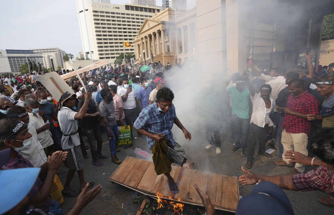 Tilhengere av Sri lankas opposisjon protesterer utenfor presidentens kontor i Colombo ettersom landet lider under en av de verste økonomiske kriser i historien. Foto: Eranga Jayawardena / AP / NTB Tilhengere av Sri lankas opposisjon protesterer utenfor presidentens kontor i Colombo ettersom landet lider under en av de verste økonomiske kriser i historien. Foto: Eranga Jayawardena / AP / NTB