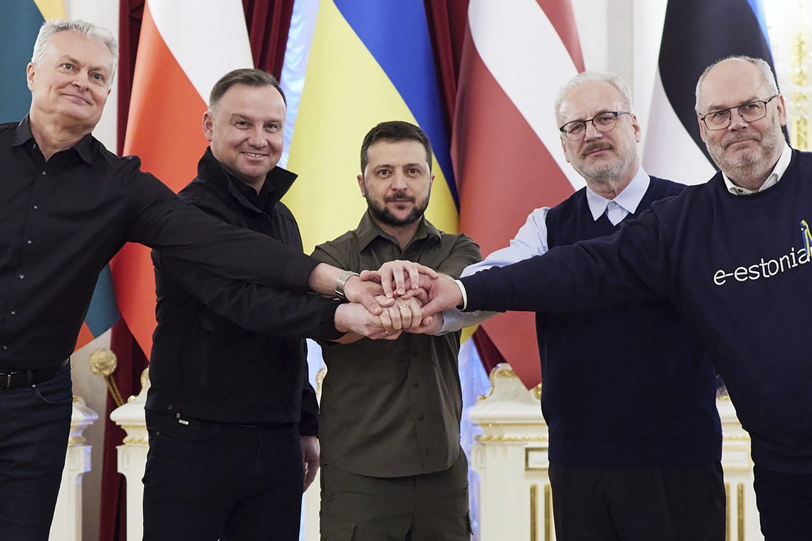In this image provided by the Ukrainian Presidential Press Office, from left: Lithuania's President Gitanas Nauseda, Polish President Andrzej Duda, Ukrainian President Volodymyr Zelenskyy, Latvian President Egils Levits and Estonia's President Alar Karis pose for a picture during their meeting in Kyiv, Ukraine, Wednesday, April 13, 2022. (Ukrainian Presidential Press Office via AP) In this image provided by the Ukrainian Presidential Press Office, from left: Lithuania's President Gitanas Nauseda, Polish President Andrzej Duda, Ukrainian President Volodymyr Zelenskyy, Latvian President Egils Levits and Estonia's President Alar Karis pose for a picture during their meeting in Kyiv, Ukraine, Wednesday, April 13, 2022. (Ukrainian Presidential Press Office via AP)