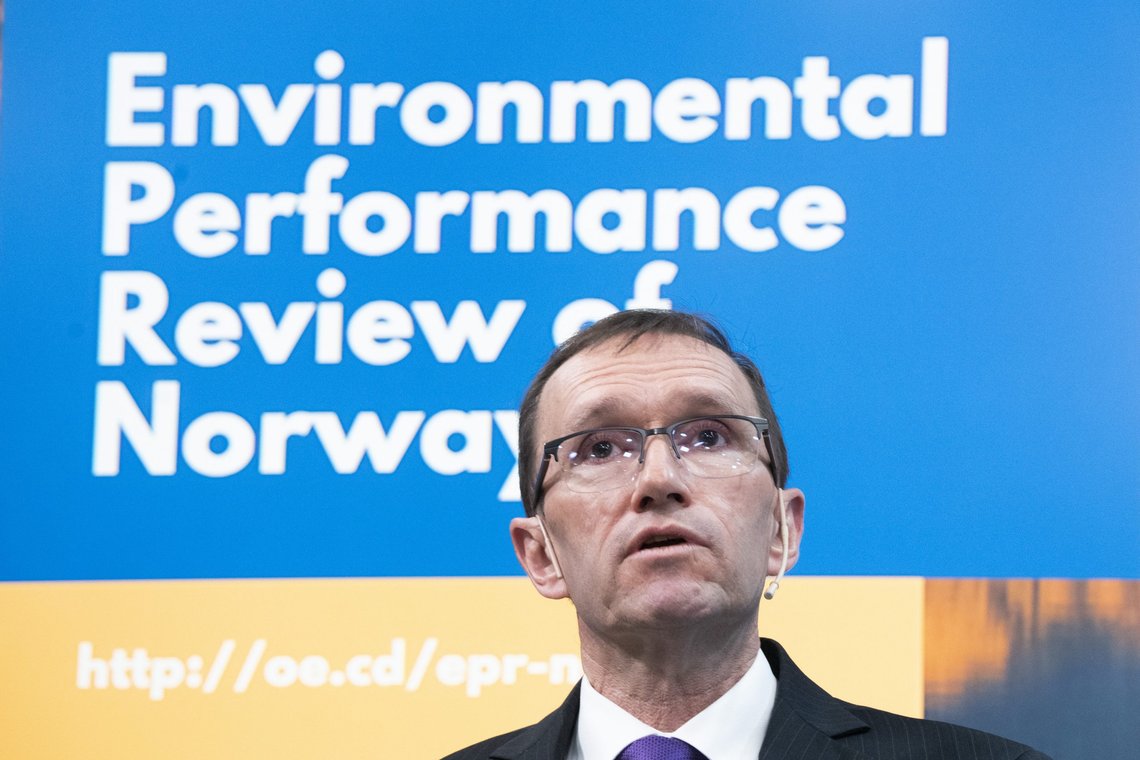 Oslo 20220422.
Miljø og klimsminister Espen Barth Eide t.h. mottar OECD sin årlige gjennomgang av Norges miljøinnsats.
Foto: Terje Pedersen / NTB Oslo 20220422.
Miljø og klimsminister Espen Barth Eide t.h. mottar OECD sin årlige gjennomgang av Norges miljøinnsats.
Foto: Terje Pedersen / NTB
