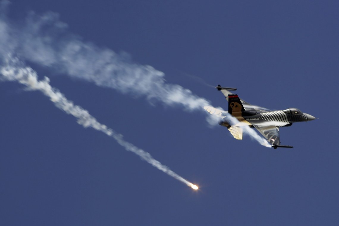 Tyrkisk krigsfly avfyrer et bluss over den tyrkisk illegalt okkuperte delen av Kypros. Foto: Petros Karadjias / AP / NTB Tyrkisk krigsfly avfyrer et bluss over den tyrkisk illegalt okkuperte delen av Kypros. Foto: Petros Karadjias / AP / NTB