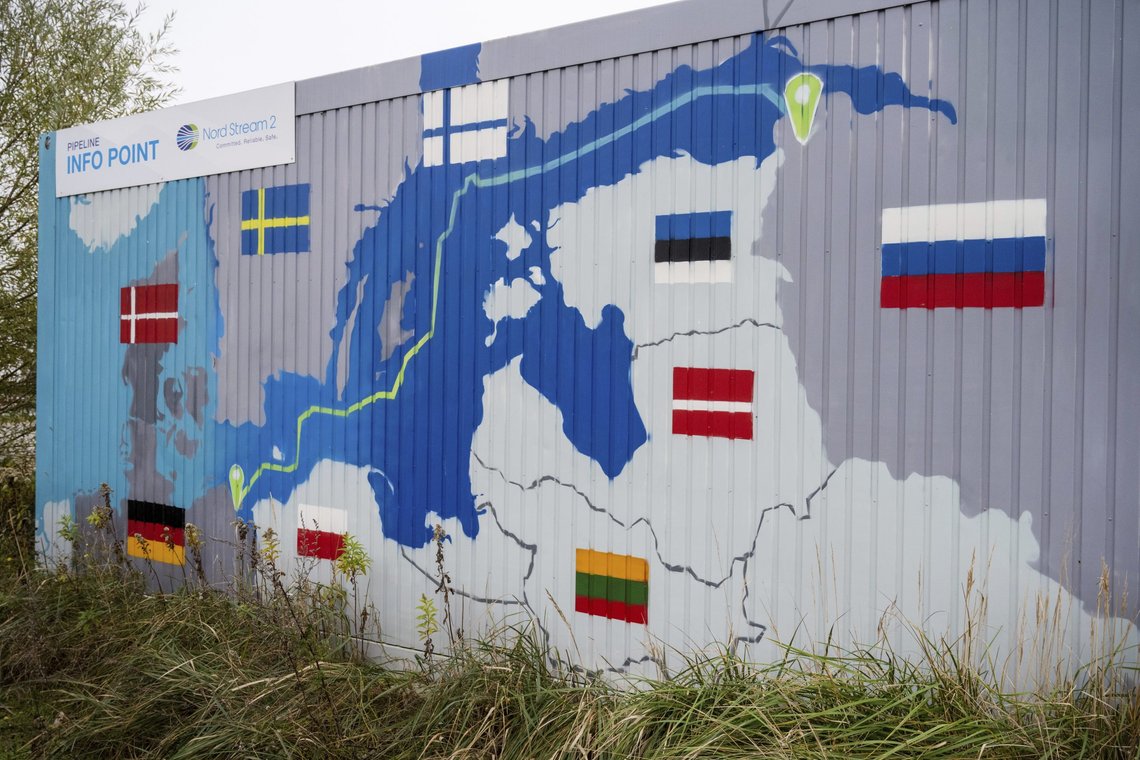 Et malt kart over Nord Stream 2-rørledningen fra Russland til Tyskland ved mottaksstasjonen for naturgass i Lubmin industriområde i Lubmin, Tyskland.
Foto: Stefan Sauer / dpa via AP / NTB Et malt kart over Nord Stream 2-rørledningen fra Russland til Tyskland ved mottaksstasjonen for naturgass i Lubmin industriområde i Lubmin, Tyskland.
Foto: Stefan Sauer / dpa via AP / NTB
