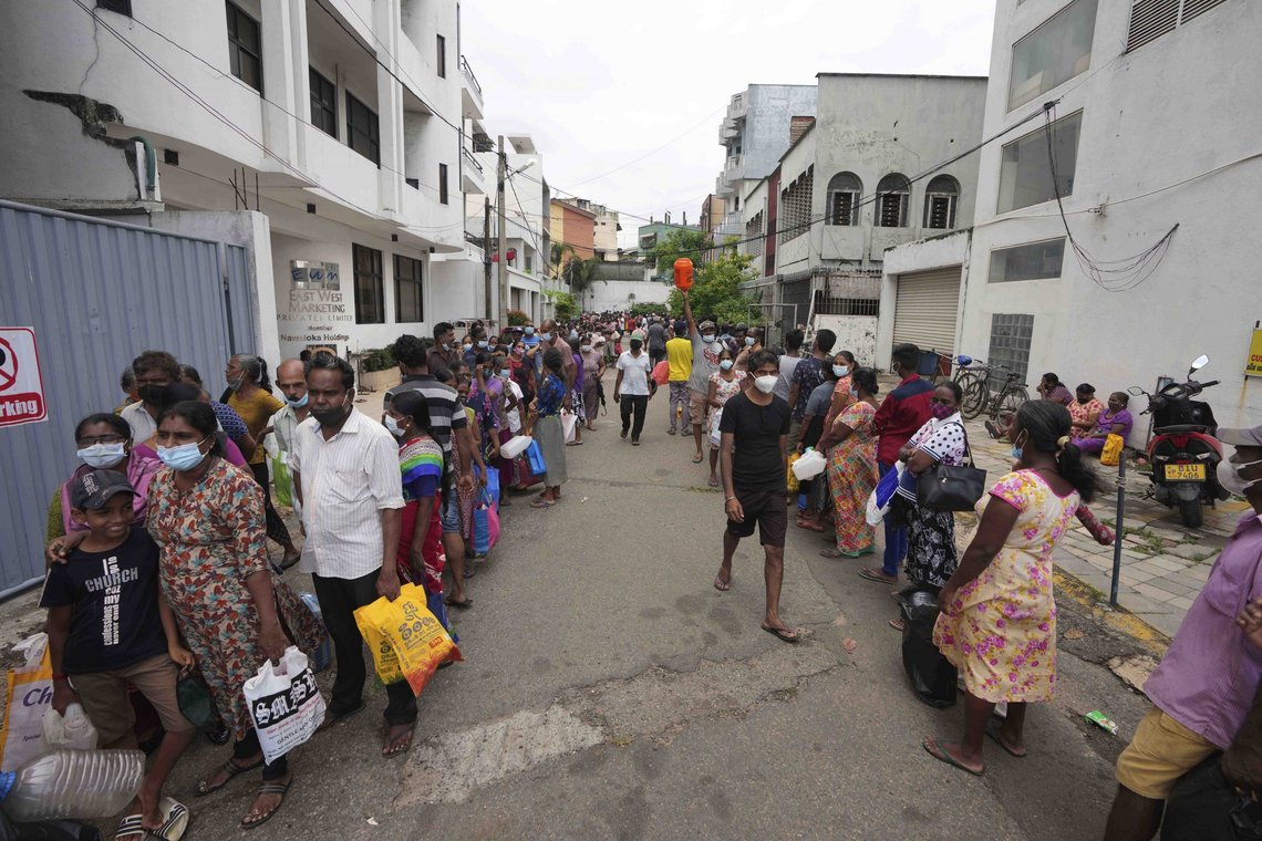 Folk står i kø for å kjøpe parafin i Colombo. Regjeringen har sluttet å betjene utenlandsgjelden og håper nå på gjeldssletting og kriselån fra IMF. Foto: Eranga Jayawardena, AP / NTB. Folk står i kø for å kjøpe parafin i Colombo. Regjeringen har sluttet å betjene utenlandsgjelden og håper nå på gjeldssletting og kriselån fra IMF. Foto: Eranga Jayawardena, AP / NTB.