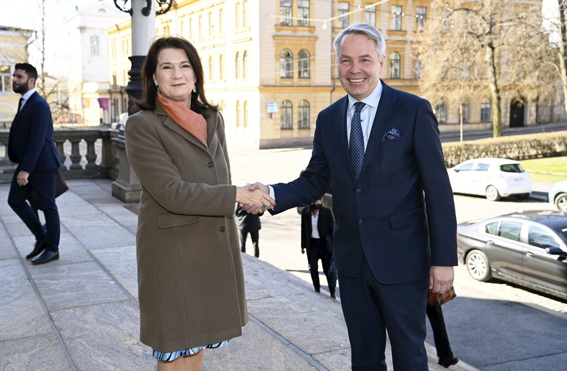 Sveriges utenriksminister Ann Linde besøkte sin finske kollega Pekka Haavisto fredag. Han håper de to landene kommer til samme konklusjon om et mulig Nato-medlemskap, helst omtrent samtidig. Foto: Vesa Moilanen / Lehtikuva, AP / NTB. Sveriges utenriksminister Ann Linde besøkte sin finske kollega Pekka Haavisto fredag. Han håper de to landene kommer til samme konklusjon om et mulig Nato-medlemskap, helst omtrent samtidig. Foto: Vesa Moilanen / Lehtikuva, AP / NTB.