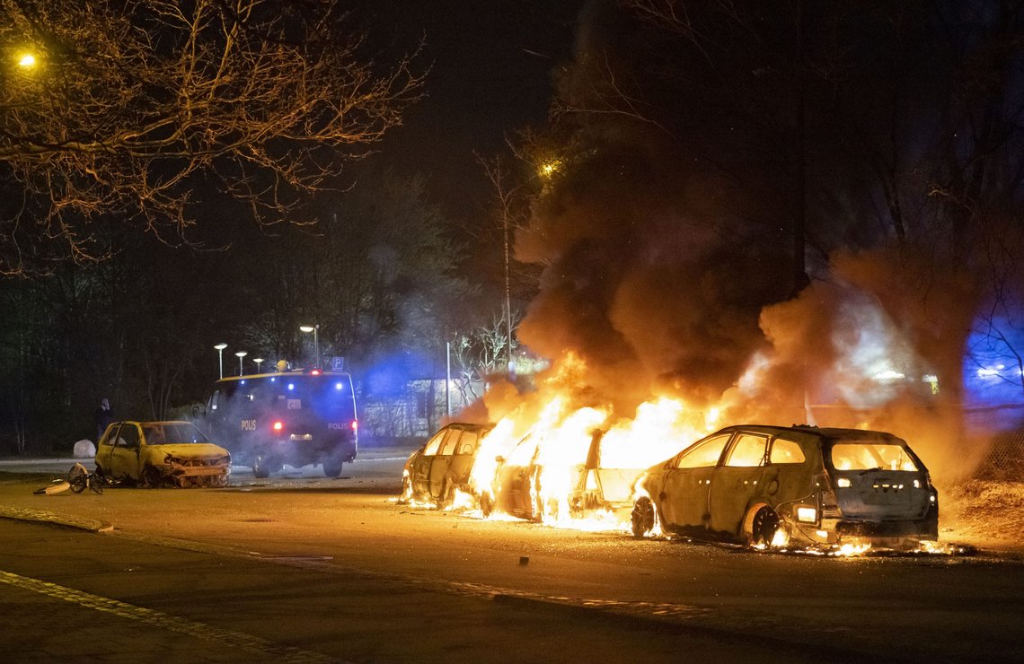 Biler i brann ved Rosengårdsskolan i Malmö. Foto: Johan Nilsson, TT / NTB. Biler i brann ved Rosengårdsskolan i Malmö. Foto: Johan Nilsson, TT / NTB.